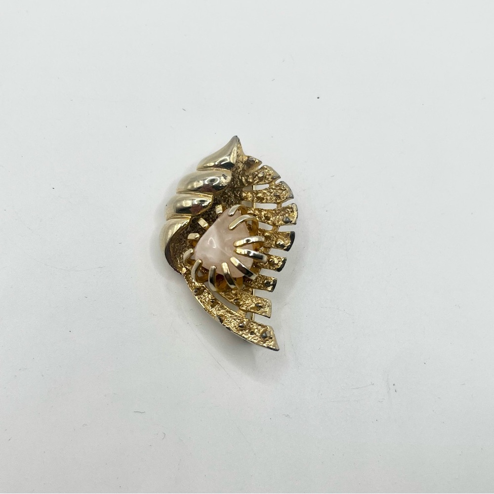 Vintage Rose Quartz Brooch – Gold-Tone Textured Shell-Like Design